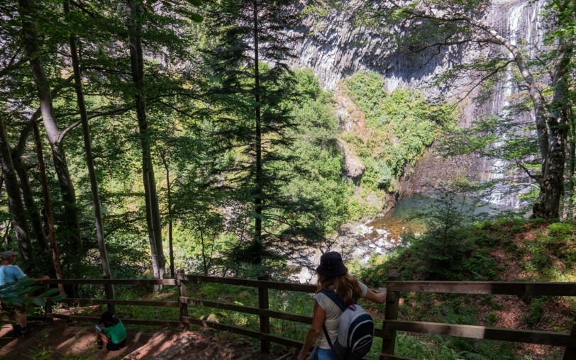 Péreyres - Marches d'accès au dernier pont d'observation cascade du Ray Pic ©sourcesetvolcans