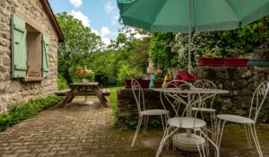 La Souche - La clède - Terrasse avec jardin ©sourcesetvolcans