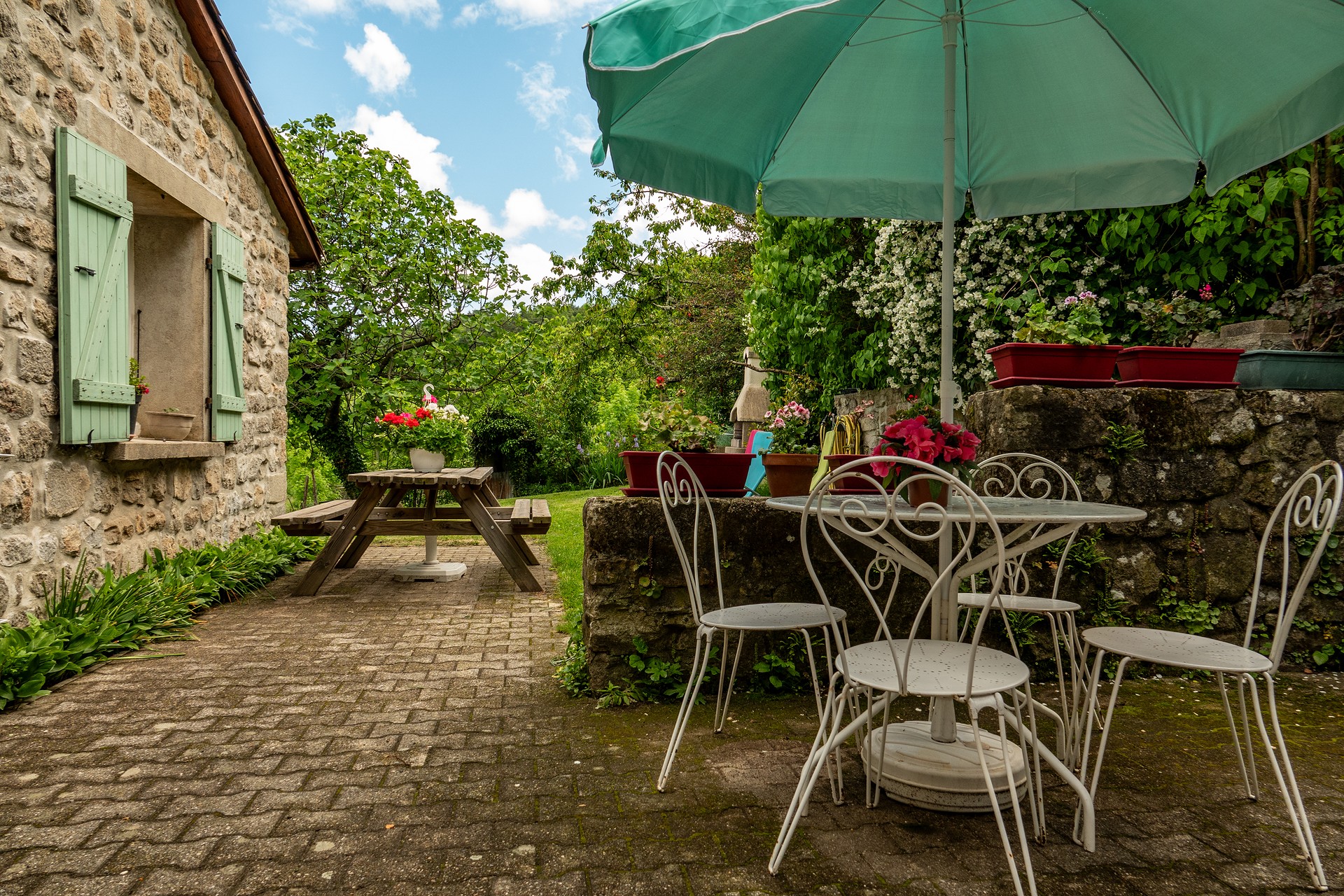 La Souche - La clède - Terrasse avec jardin ©sourcesetvolcans