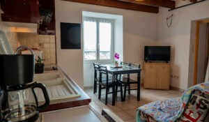 La Souche - La clède - Coin cuisine et canapé