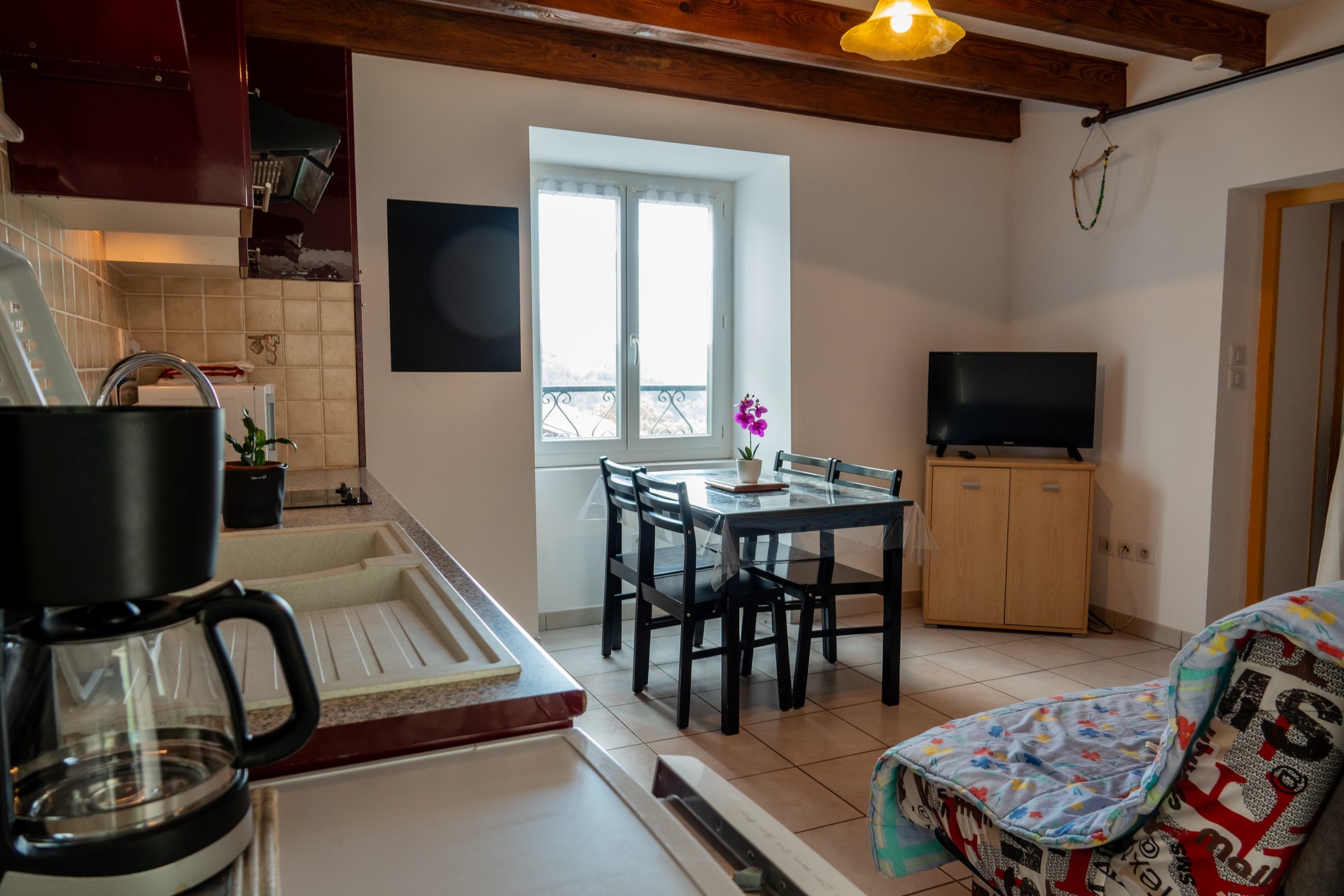 La Souche - La clède - Coin cuisine et canapé