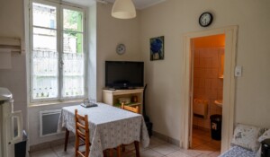 Table et cuisine, gite Villa Brioude à Meyras, Neyrac-les-Bains