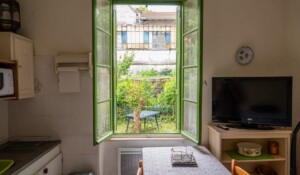 Vue extérieure et salon, gite Villa Brioude à Meyras, Neyrac-les-Bains