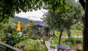 Jardin et table extérieure, Villa Brioude 2 à Meyras, Neyrac-les-Bains