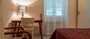 Chambre et bureau, gite Villa Brioude à Meyras, Neyrac-les-Bains
