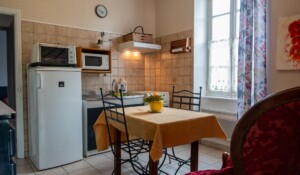 Coin cuisine et table, Villa Brioude 3 à Meyras, Neyrac-les-Bains