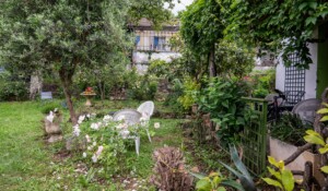 Jardin et table, Villa Brioude 3 à Meyras, Neyrac-les-Bains