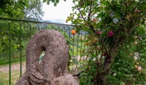 Vue montagne et fleurs, Villa Brioude 2 à Meyras, Neyrac-les-Bains