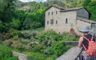 DSC06599 - Montpezat-sous-Bauzon - vue sur la roseraie depuis le pont de Prévenchères - ©sourcesetvolcans