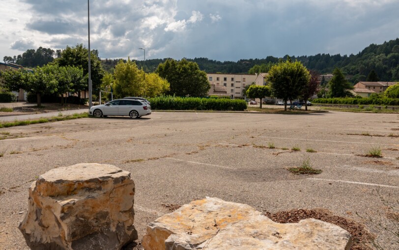 Parking - La digue à Lalevade d'Ardèche