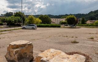 Parking - La digue à Lalevade d'Ardèche - ©Sources & Volcans