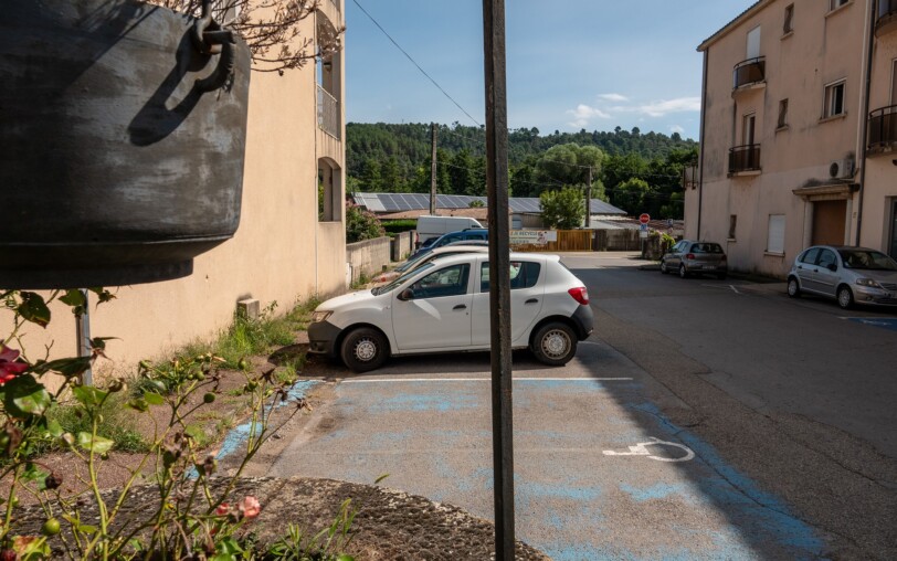 Parking à coté de la Banque Caisse d'Epargne