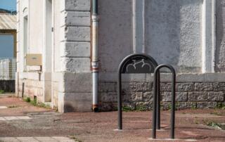 Support vélo place de la Gare au centre de Lalevade - ©Sources & Volcans