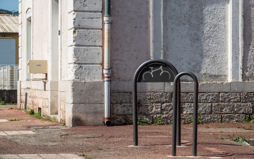 Support vélo place de la Gare au centre de Lalevade