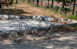 Support vélo au coeur du village de La Souche - ©Sources & Volcans