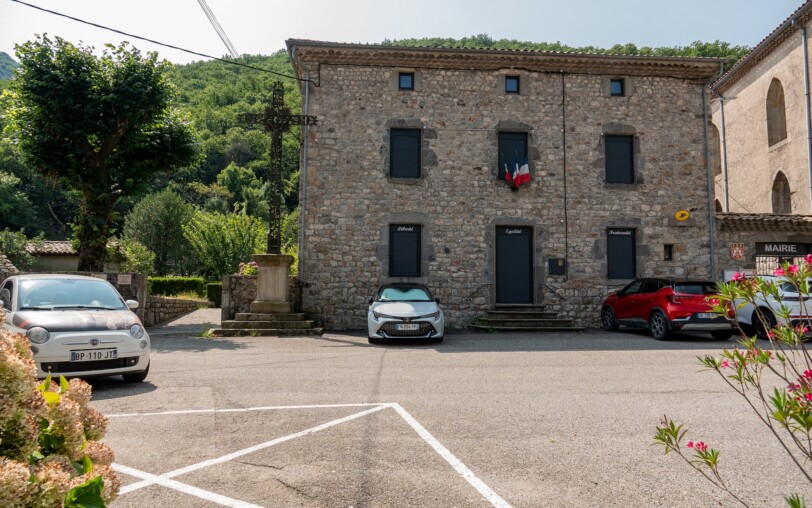 Parking à proximité immédiate de la Mairie