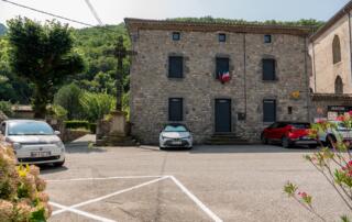 Parking à proximité immédiate de la Mairie - ©SourcesetVolcans