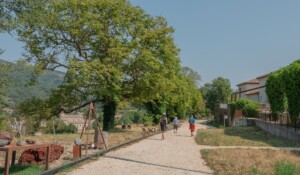 Contexte de la lithothèque des jardins de la maison du parc_Jaujac