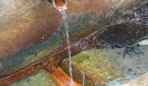 Der Wasserhahn an der Quelle „Le Peschier“ im Regionalpark „Monts d’Ardèche“ in Jaujac