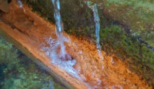 Wasser, das aus der Quelle „Peschier“ im Regionalpark Monts d’Ardèche in Jaujac fließt