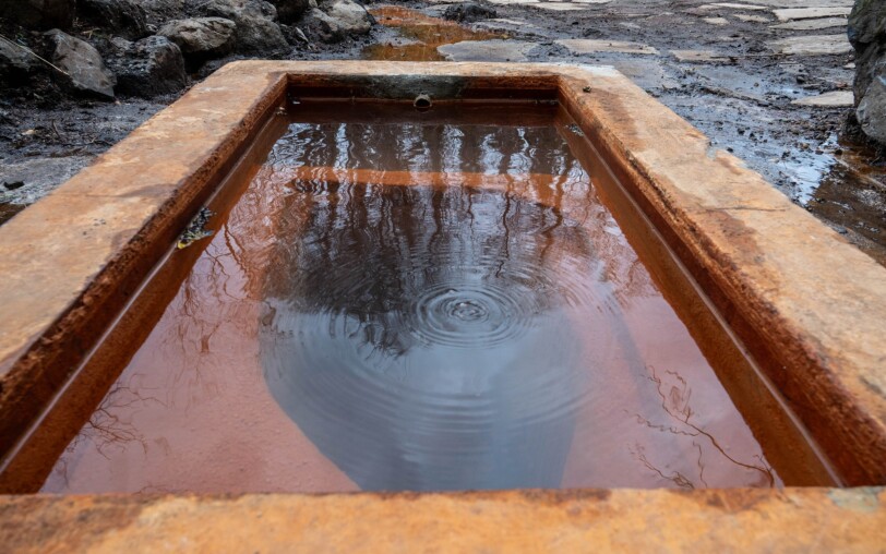 Vue rapprochée de la source du Peschier à Jaujac