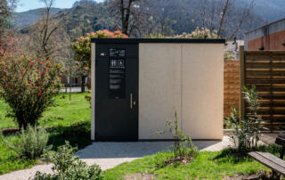 Toilettes publiques du Parc du Château de Blou à  Thueyts - ©Sources & Volcans