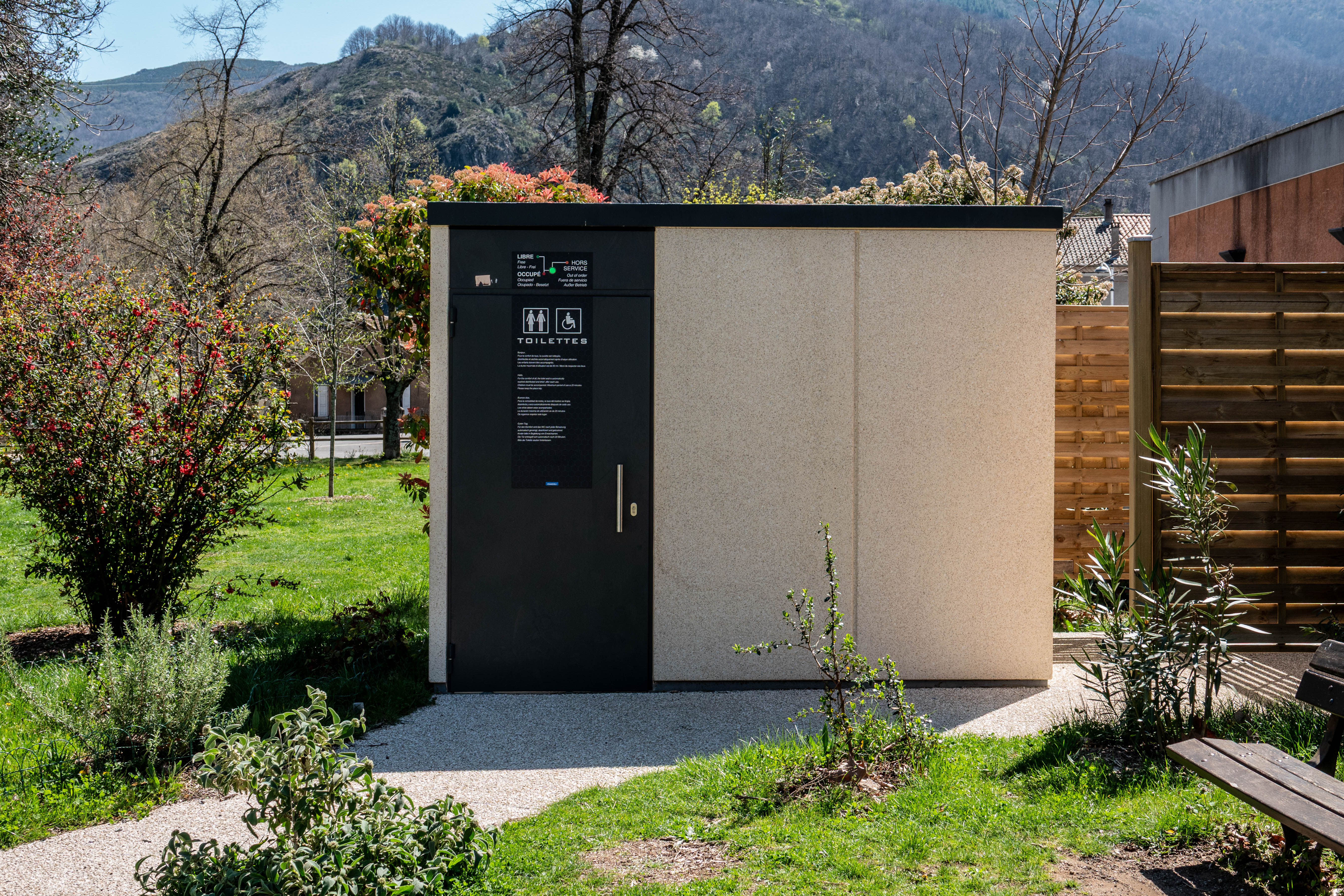 Toilettes publiques du Parc du Château de Blou à Thueyts