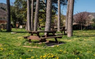 Aire de pique-nique du Parc du Château de Blou à Thueyts - ©Sources & Volcans