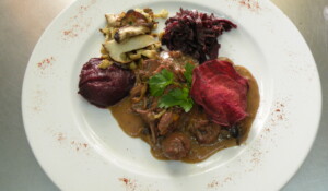Veau en sauce et cèpes au restaurant Retour aux Sources à Meyras