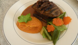 Bœuf en sauce, purée de carottes et légumes de saison au restaurant Retour aux Sources à Meyras