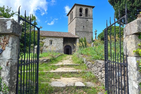 Entrée de l'église romane de Nieigles à Pont de Labeaume en Ardèche- sur le parcours de randonnées autour de nieigles dans le parc naturel régional des Monts d'Ardèche