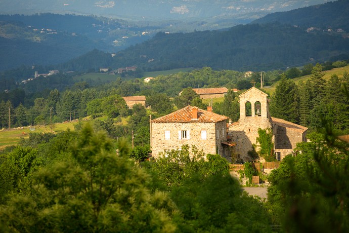L'église romane Saint Cirice à Saint-Cirgues-de-Prades en Ardèche - au cœur du Géoparc des Monts d'Ardèche - randonnées nature ardéchoises