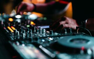 DJ set : RESH G × INDISPATCH_Jaujac - ©engin akyurt unsplash