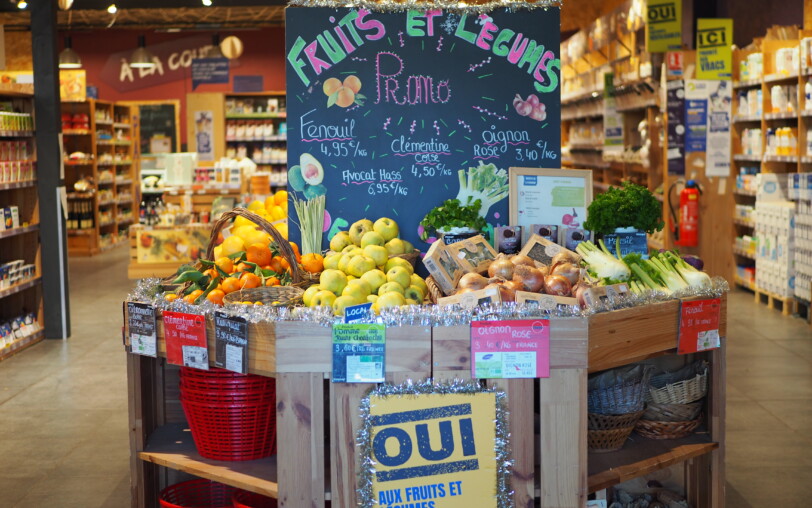 Entrée dans le magasin et vue sur le rayon fruits et légumes