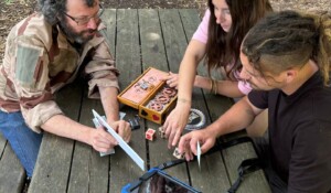 Explication des règles du jeu autour d'une table