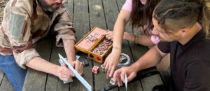 Explication des règles du jeu autour d'une table