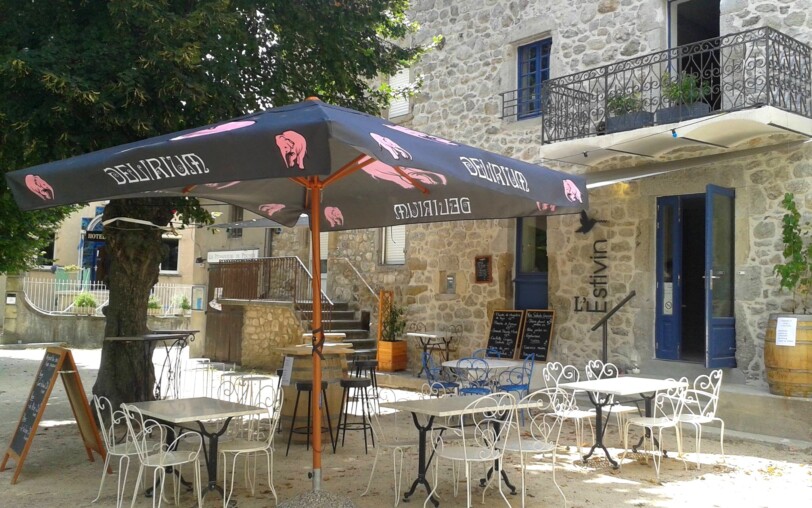 Restaurant l'Estivin dans le village de caractère de Jaujac, salle et terrasse disponible
