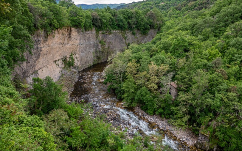 Fabras - Coulée basaltique depuis le belvédère de l'échellette après la pluie