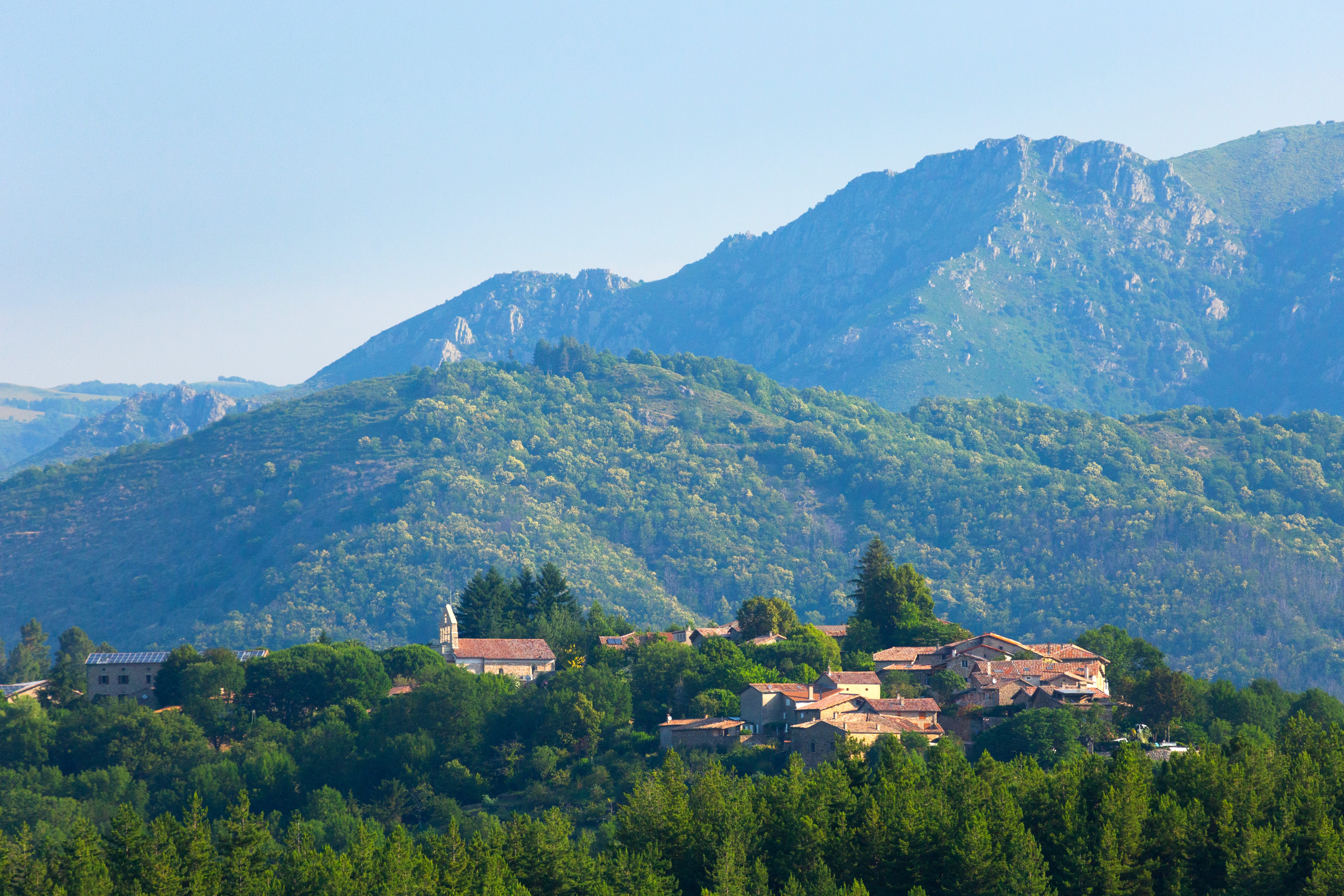 Fabras - Le village vu de la route de St Cirgues ©S.BUGNON