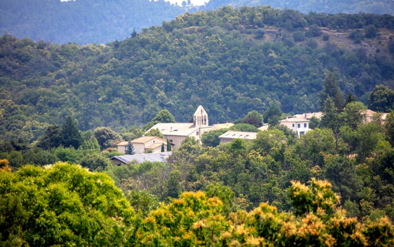 Fabras - Le village vue sur l'église ©sourcesetvolcans