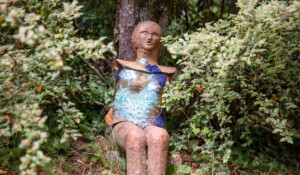 œuvre de Martin Diersé -corps assis - dans les jardins du château du Pin à Fabras