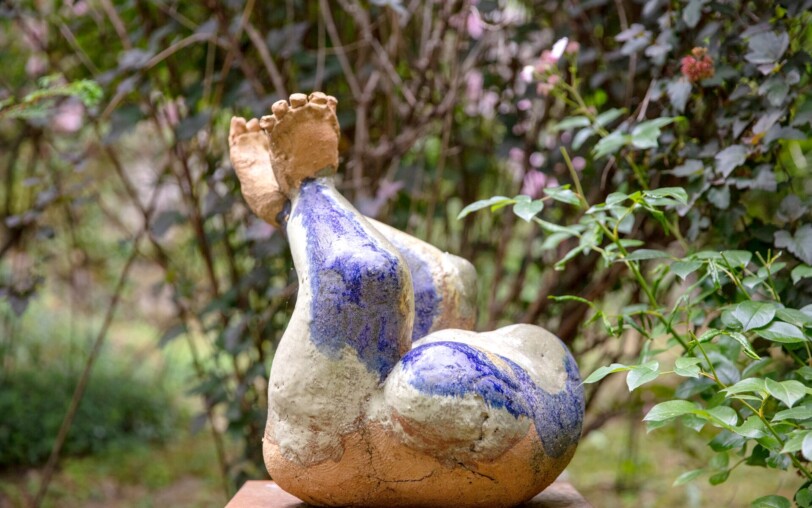 œuvre de Martin Diersé - corps couché - dans les jardins du château du Pin à Fabras