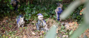 œuvre de Martin Diersé - sculptures bleues - dans les jardins du château du Pin à Fabras