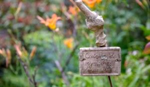 œuvre de Martine Diersé - cuisse de nymphe émue- dans les jardins du château du Pin à Fabras