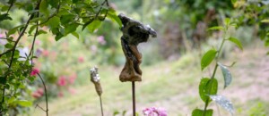 œuvre de Martine Diersé - sculpture dans les fleurs - dans les jardins du château du Pin à Fabras