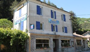 Devanture du restaurant et chambre d'hôtes Retour aux Sources à Meyras