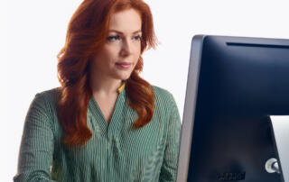 Femme devant ordinateur - ©ia-photoshop