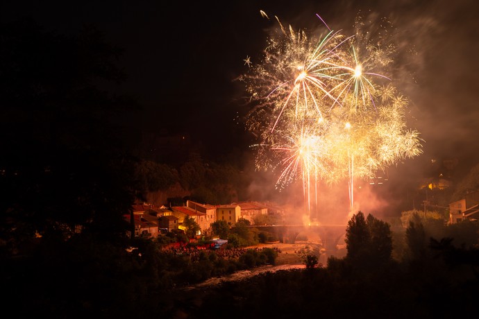 Feu d'artifice du 13 juillet à Pont de Labeaume en Ardèche, fêtes votives, villages et sorties en Ardèche