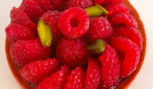Tarte framboises pistaches réalisée par Tartelette & Co