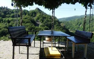 repas à l'extérieur sous pergolas, vue sur la nature. - ©Gîtes de France